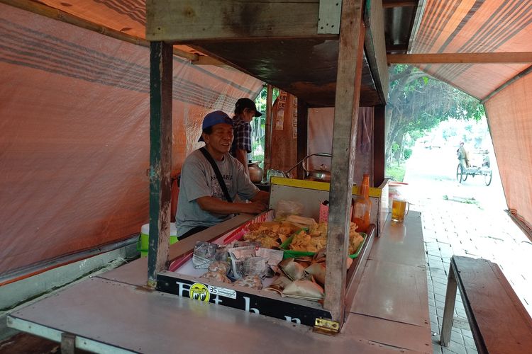 Tukijan saat menunggu pembeli di angkringannya yang berada di Jalan Melati Kulon Baciro, Kota Yogyakarta, Sabtu (26/7/2022)