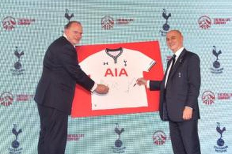 AIA Group Chief Executive, MarkTucker, (kiri) dan Ketua Spurs, Daniel Levy, melakukan penandatanganan kerja sama antara kedua belah pihak di Hong Kong, Kamis (13/2/2014) lalu. 