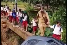 Jembatan Sementara Ambruk Dihantam Truk, Bocah SD di Kalbar Meniti Sungai untuk Sampai Sekolah