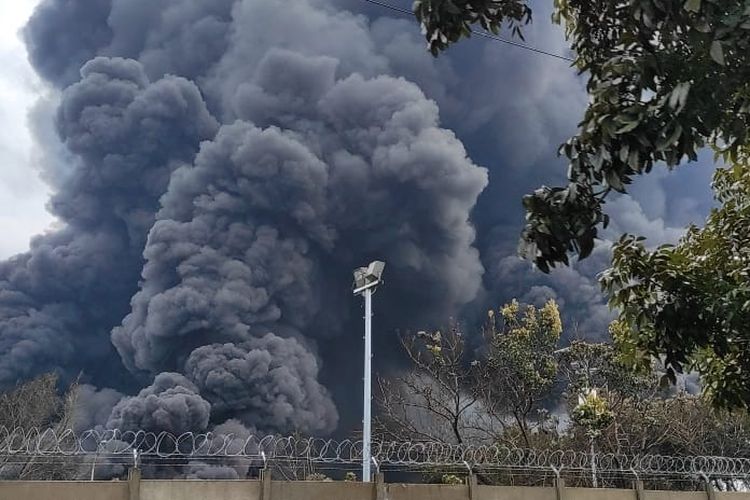 A fire engulfed part of the Balongan refinery in West Java in the wee hours of Monday, March 29, forcing state oil company Pertamina to shut the refinery and evacuate hundreds of affected residents living in the area. 