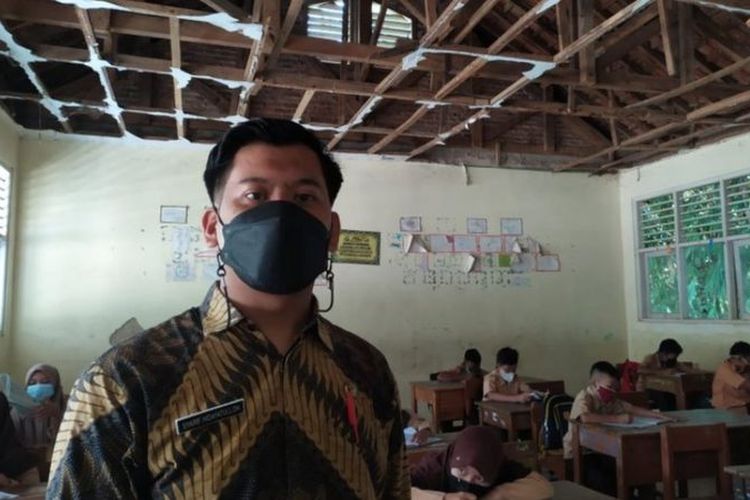 Syarif Hidayatulloh, Guru SDN Jampang 02 mengatakan sekolah tak punya pilihan untuk tidak menggunakan ruang kelas yang rusak.