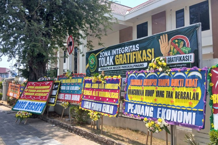 Puluhan Karangan Bunga Penuhi Pengadilan Negeri Pangkalpinang, Pengirim Belum Diketahui