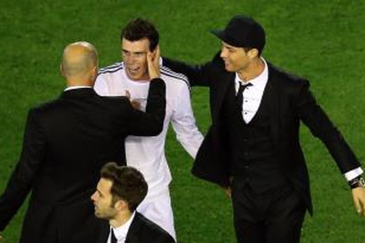 (Dari kiri ke kanan) Asisten pelatih Real Madrid, Zinedine Zidane, memberikan selamat kepada penyerang Gareth Bale dan Cristiano Ronaldo, usai final Copa del Rey di Mestalla, Rabu (16/4/2014), di mana Madrid menang 2-1 atas Barcelona. Ronaldo tidak bisa bermain dan Bale tampil sangat bagus dengan mencetak gol kemenangan El Real.