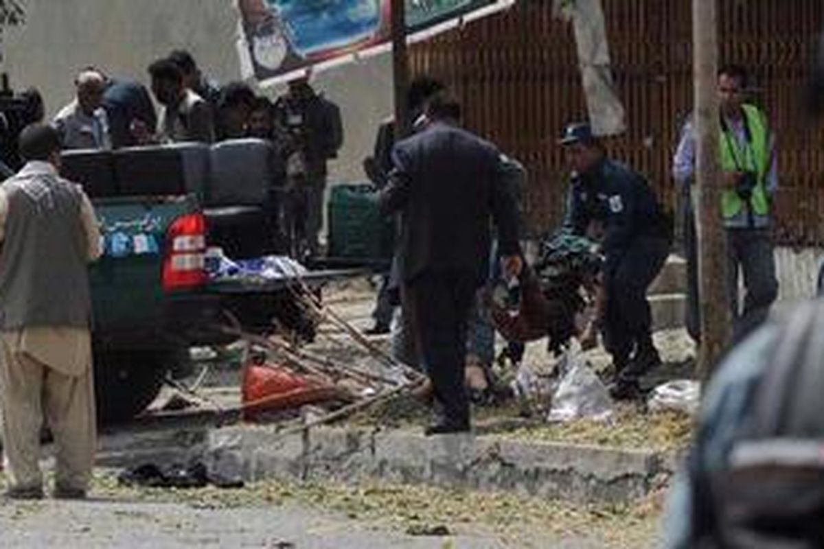 Seorang pengebom bunuh diri menyerang markas pasukan koalisi di Kabul menewaskan enam orang.