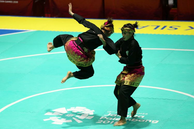 Pesilat ganda putri Indonesia,Ayu Sidan Wilantari dan Ni Made Dwiyanti bertanding dalam laga final yang berlangsung di Padepokan Pencak Silat Taman Mini Indonesia Indah, Jakarta, Rabu (29/8/2018). Mereka berhasil meraih medali emas