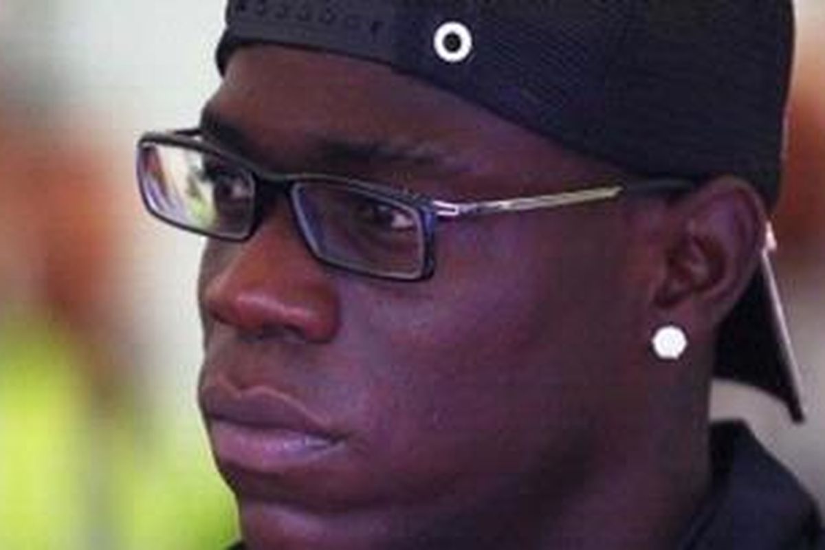 Striker Manchester City, Mario Balotelli, mengenakan kaca mata minus.