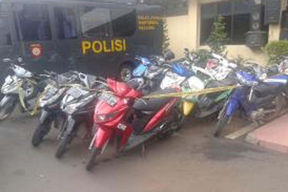 Motor suporter klub Persija Jakarta, The Jak Mania, diparkir di halaman depan Polres Metro Jakarta Selatan, Jumat (6/1/2015).