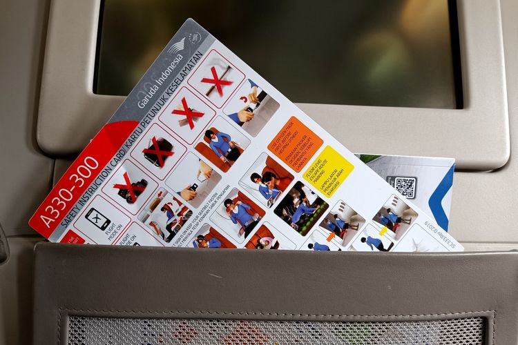 Ilustrasi kartu petunjuk keselamatan di pesawat.