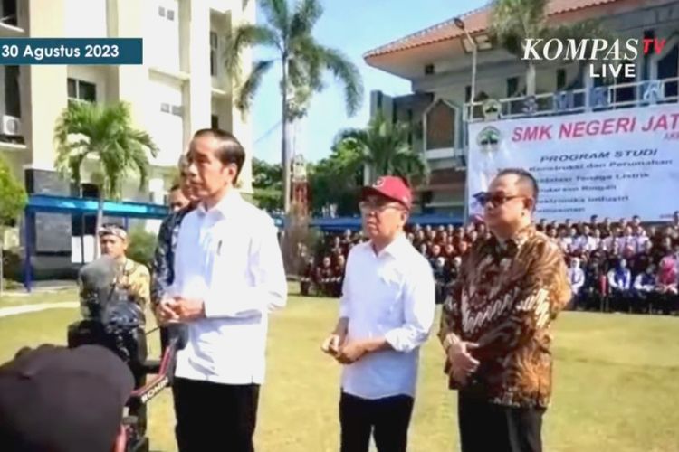 Presiden Joko Widodo saat memberikan keterangan pers usai mengunjungi SMK Negeri Jawa Tengah di Kota Semarang, Jawa Tengah, Rabu (30/8/2023).