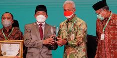 Berdayakan Masyarakat Jateng, Ganjar Dapat Penghargaan dari Baznas