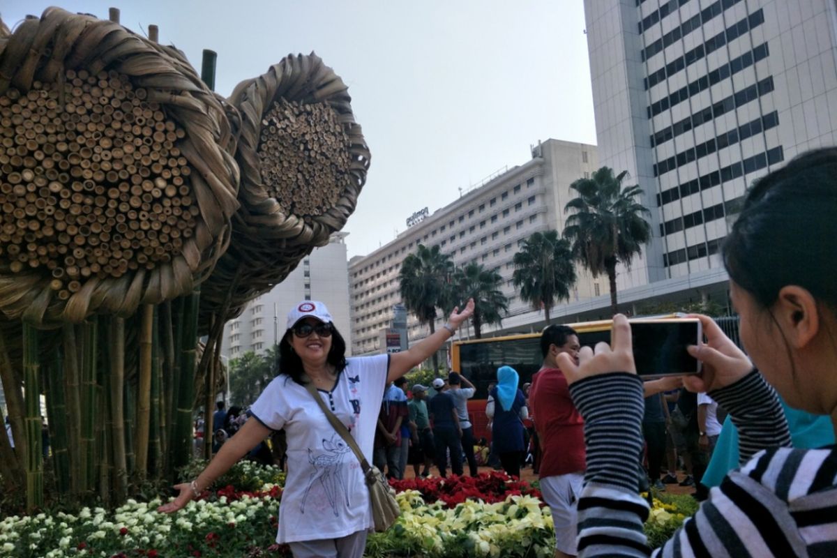Karya seni bambu bernama Getih Getah yang terletak di Bundaran Hotel Indonesia, Jakarta Pusat menjadi daya tarik pengunjung hari bebas kendaraan bermotor atau car free day, Minggu (19/8/2018).