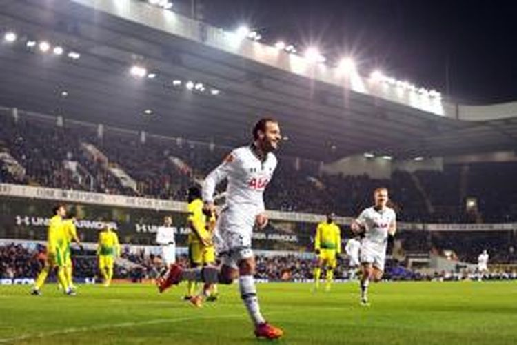Penyerang Tottenham Hotspur, Roberto Soldado, saat merayakan gol ke gawang Anzhi Makhachkala pada matchday keenam Grup K Liga Europa di Stadion White Hart Lane, Kamis (12/12/2013). Tottenham menang 4-1 pada laga tersebut. 