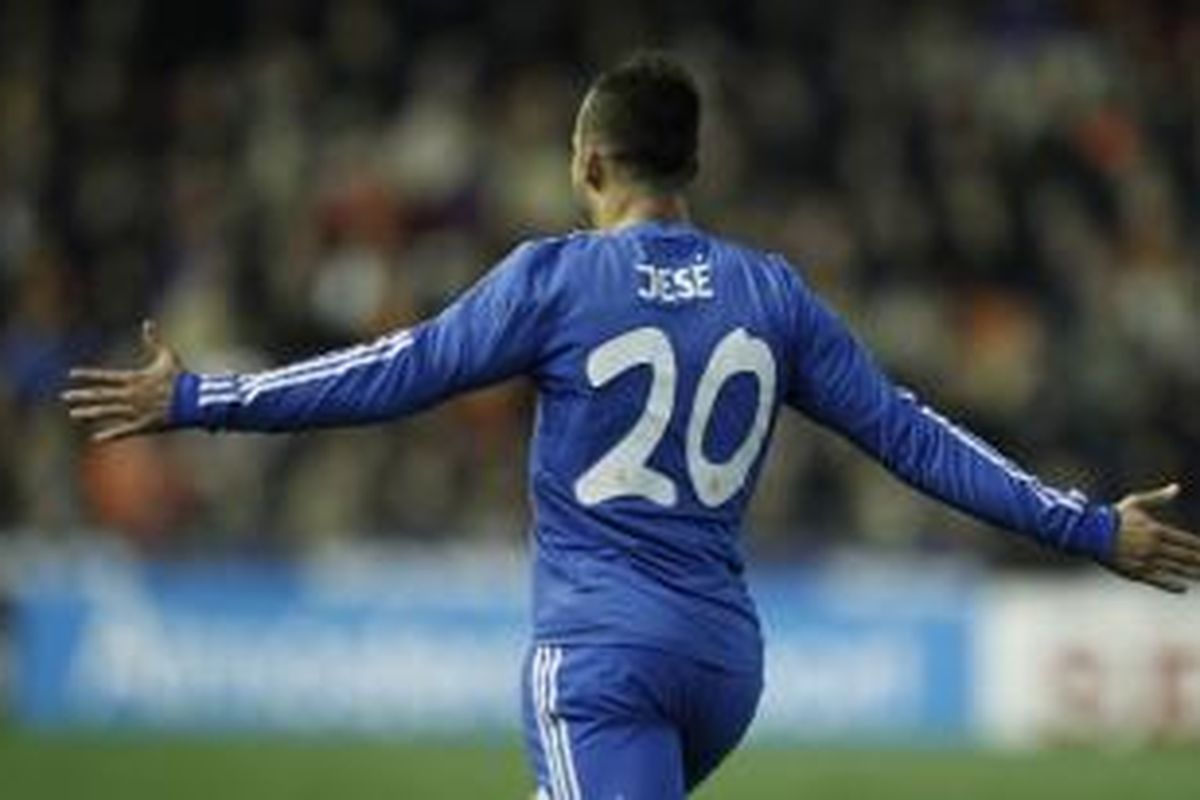 Penyerang Real Madrid Jese Rodriguez merayakan golnya ke gawang Valencia, pada pertandingan Liga BBVA, di Mestalla, Minggu (22/12/2103).
