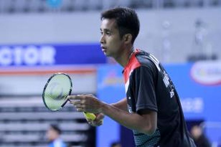Tunggal putra Indonesia, Dionysius Hayom Rumbaka bersiap menerima servis pemain Thailand, Boonsak Pansana, pada babak kedua Korea Open Superseries di Seoul, Kamis (09/01/2014). Hayom kalah 13-21, 15-21.