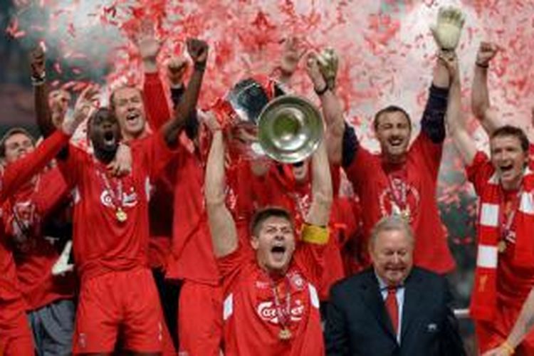 Ekspresi Steven Gerrard bersama para pemain Liverpool seusai memenangi trofi Liga Champions 2005. 