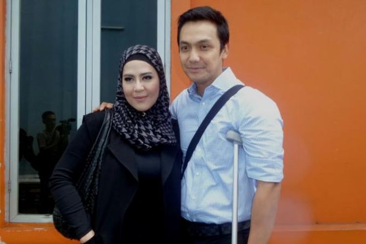 Gunawan dan istri usai menjadi bintang tamu program bincang-bincang di TransTV, Mampang, Jakarta Selatan, Kamis (2/2/2017).