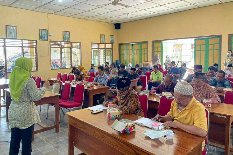 KKN PPM UGM Unit Samigaluh menyelenggarakan Pelatihan Pertanian Kopi Organik dan Grading Kopi. 