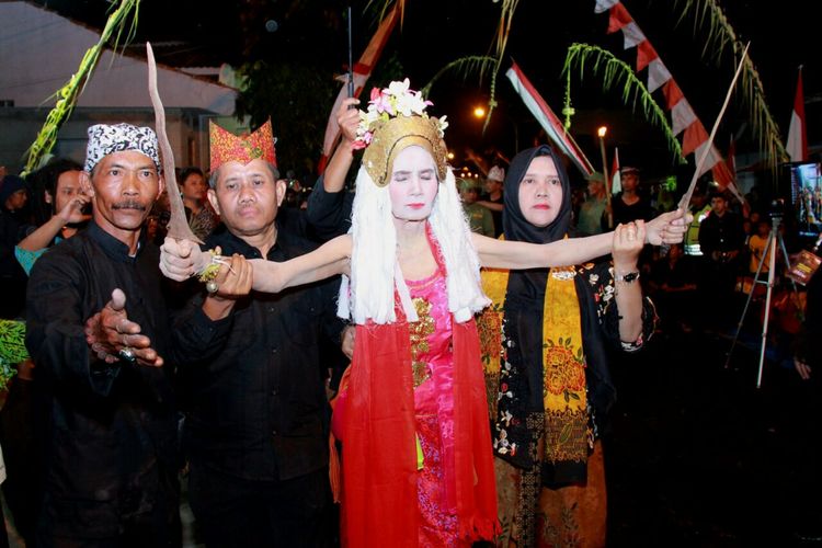 Pementasan tari seblang di Desa Bakungan, Glagah, Banyuwangi. Penari seblang di Bakungan harus perempuan yang sudah manupouse. 