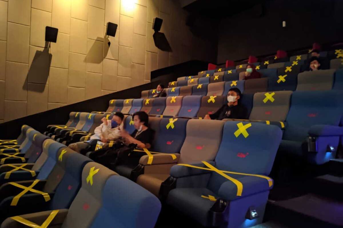 Tempat duduk di CGV Cinemas Purwokerto, Kabupaten Banyumas, Jawa Tengah, diberi tanda silang untuk mengatur jarak antarpenonton.