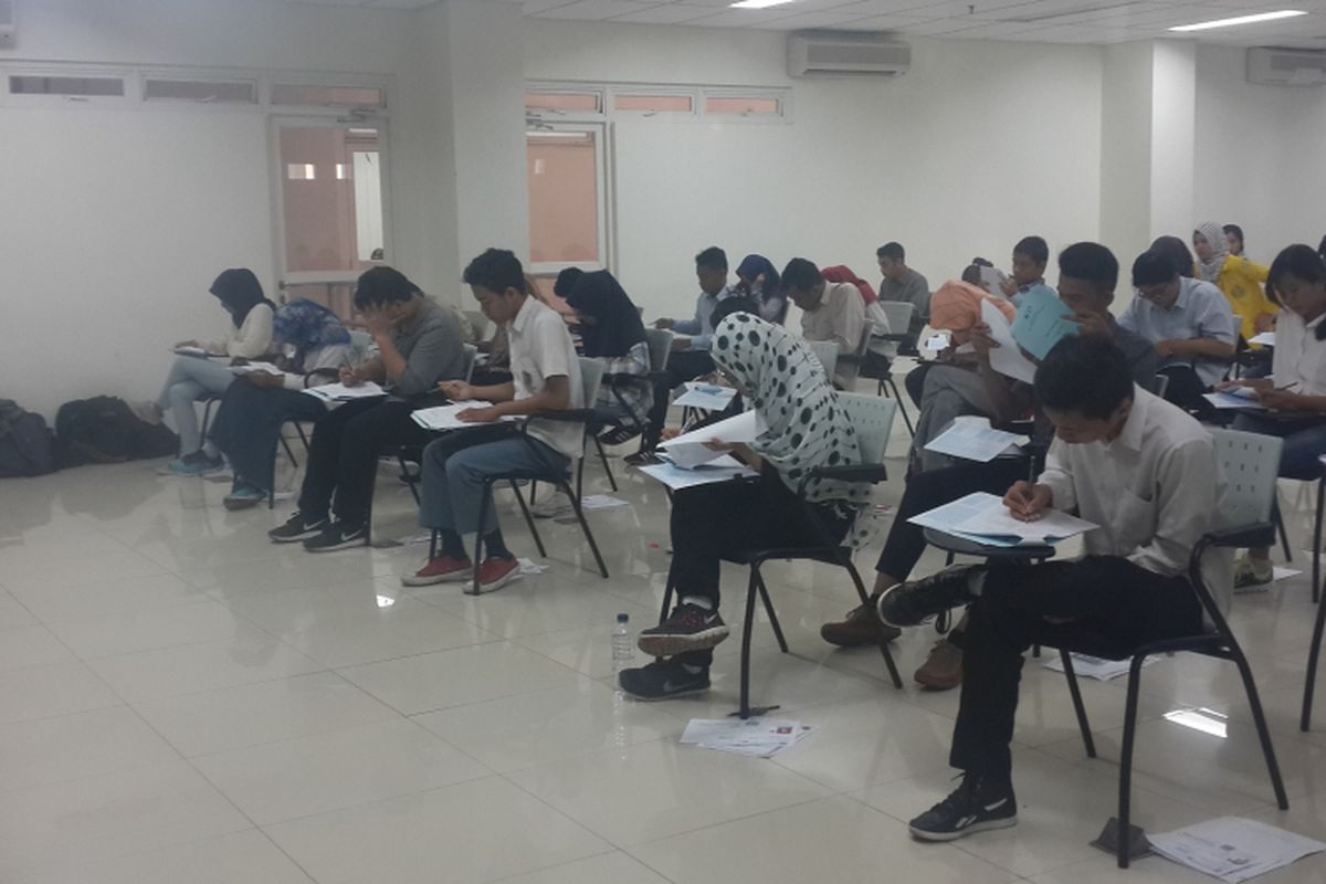 Calon mahasiswa baru melaksanakan ujian SBMPTN 2017 di Gedung Rumpun Ilmu Kesehatan (RIK) Universitas Indonesia, Selasa (16/05/2017)