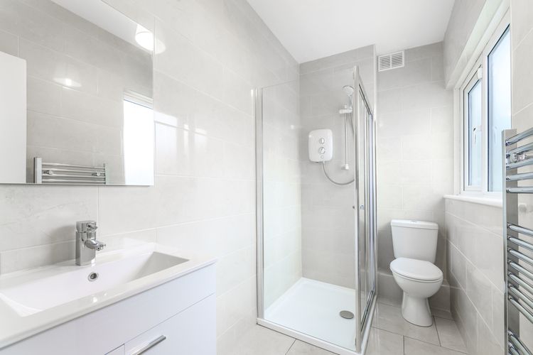 Ilustrasi kamar mandi warna putih, kamar mandi putih. 