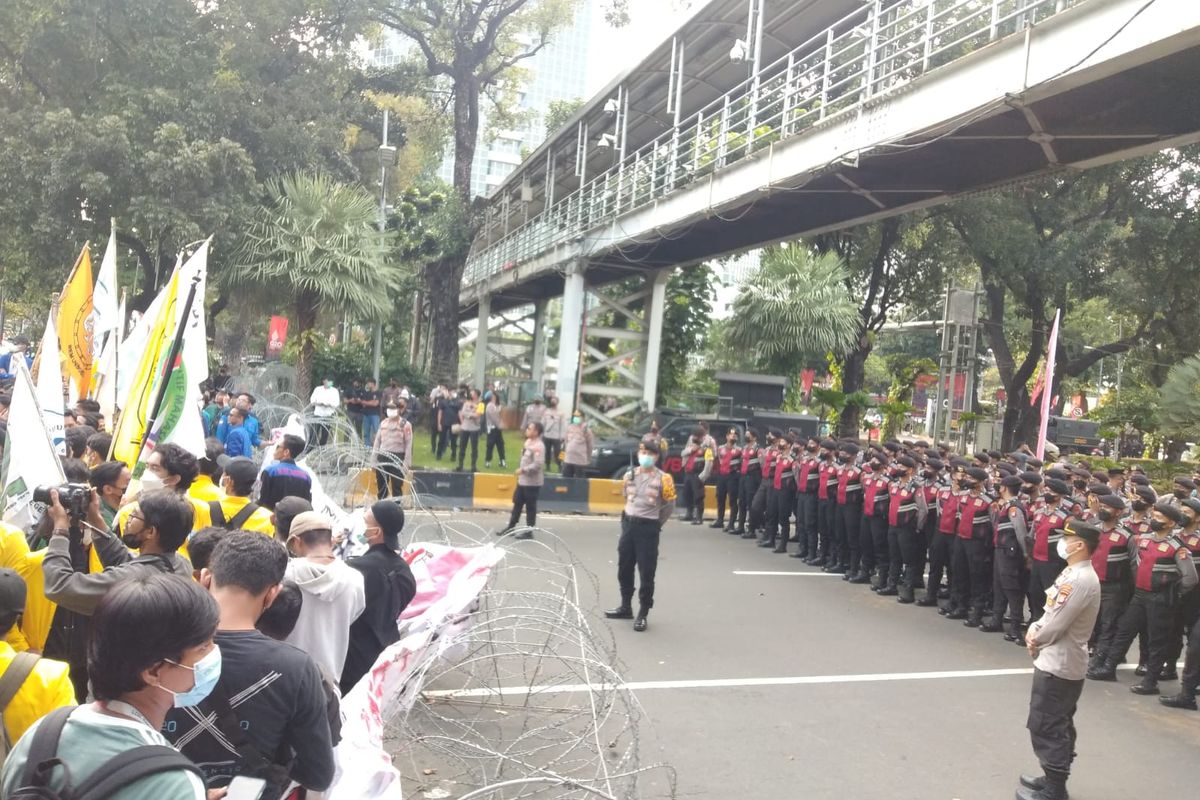 Aksi unjuk rasa mahasiswa di kawasan Patung Arjuna Wijaya, Jakarta Pusat, sempat menegang pada Senin (28/3/2022).