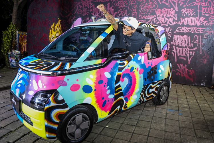 Mobil listrik Wuling Air ev yang dicat menggunakan teknik graffiti oleh Gardu House