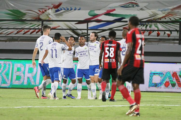 Pemain Persib Bandung merayakan gol Marc Klok seusai membobol gawang Persipura Jayapura di Stadion Kapten I Wayan Dipta, Gianyar, Bali, Jumat (18/12/2022). 