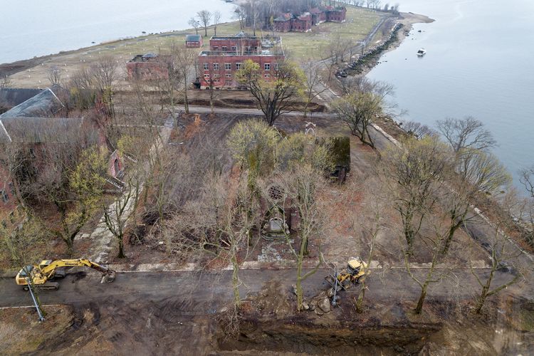 Alat berat terlihat sedang dioperasikan untuk menggali kuburan massal di Hart Island, New York City, New York, Amerika Serikat. Foto diambil pada 8 April 2020.