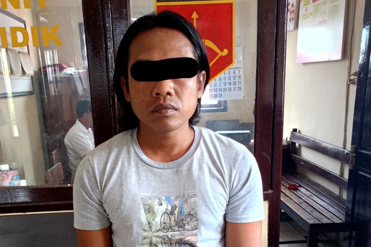 SBH (38), warga Kecamatan Sanankulon, Kabupaten Blitar, diamankan polisi usai tertangkap basah warga mencuri seekor burung di Kelurahan Tanjungsari, Kota Blitar, Minggu (22/10/2023)