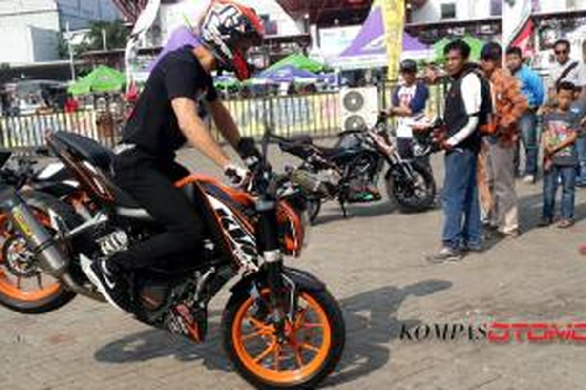 Rok Bagoros sedang menunjukkan trik melakukan stoppie di depan komunitas Indonesia Duke Owner Community.