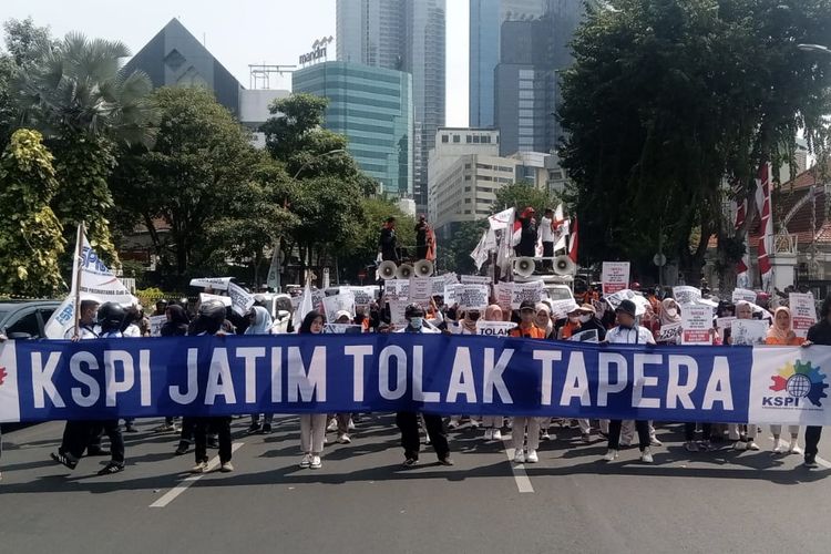 Ratusan buruh Jatim demo tolak Tapera di Gedung Grahadi, Surabaya, Kamis (13/6/2024).