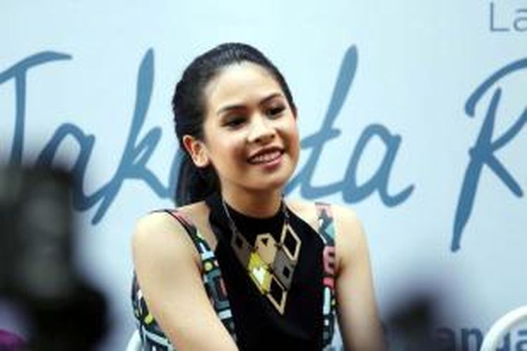 Artis peran yang juga vokalis Maudy Ayunda diabadikan dalam peluncuran single 'Jakarta Ramai' di The Maja, Jakarta Selatan, Jumat (8/1/2016).