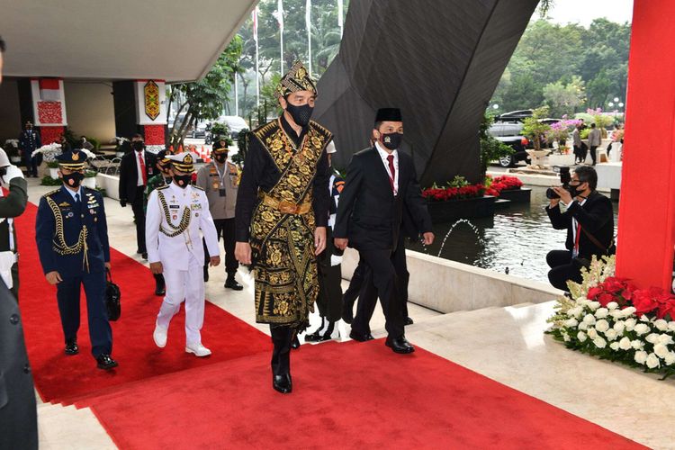 Presiden Joko Widodo mengenakan baju adat dari Pulau Sabu Nusa Tenggara Timur saat memberikan pidato dalam rangka penyampaian laporan kinerja lembaga-lembaga negara dan pidato dalam rangka HUT ke-75 Kemerdekaan RI pada acara sidang Tahunan MPR dan Sidang bersama DPR-DPD di Komplek Parlemen, Senayan, Jakarta Pusat, Kamis (14/8/2020).