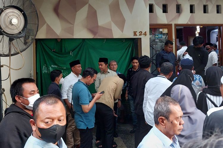 Sejumlah kerabat tengah menunggu proses pemandian jenazah  Ferry Mursyidan Baldan di rumah duka di Palmerah, Jakarta Barat, Jumat (2/12/2022) sore.