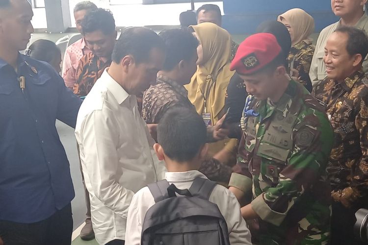 Jokowi sedang berinteraksi dengan seorang pelajar di Gor Samapta Kota Magelang, Senin (22/1/2024).