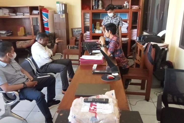 Kuasa Hukum Bupati Teluk Bintuni Yohanes Akwan mendatangi Polres Teluk Bintuni membuat Laporan Polisi LP merespon pernyataan warga di acara Reses MRP PB