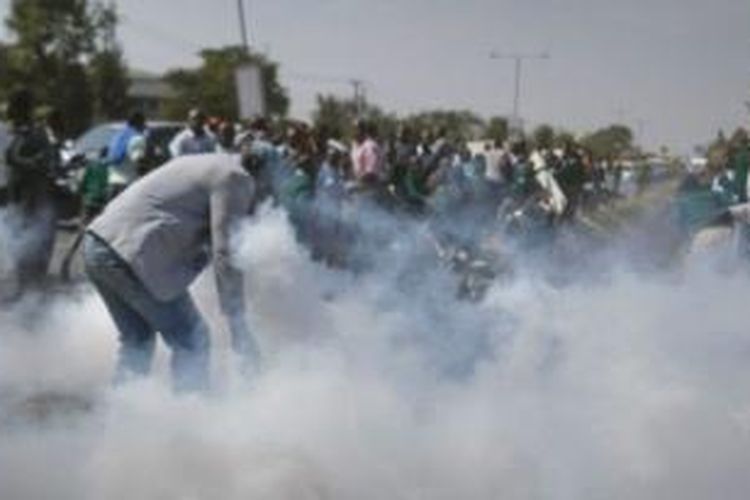 Kepolisian kota Nairobi, Kenya dikecam karena harus menggunakan gas air mata untuk membubarkan unjuk rasa siswa sekolah dasar.