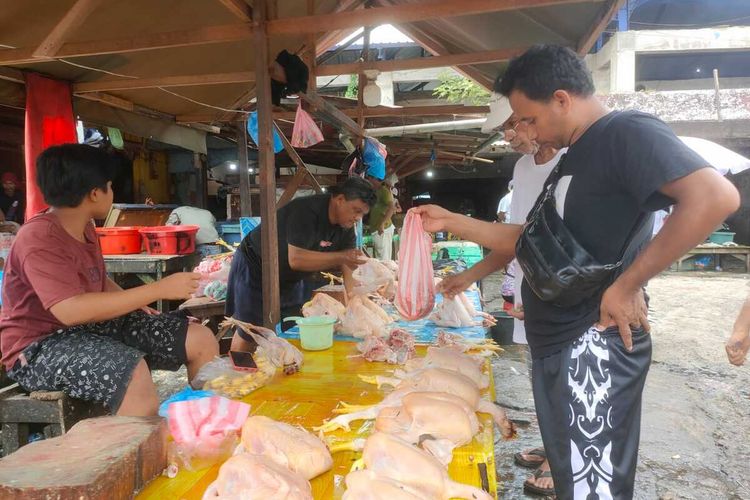 Warga membeli ayam potong dari pedagang di Pasar Mardika Ambon, Rabu (21/12/2022)