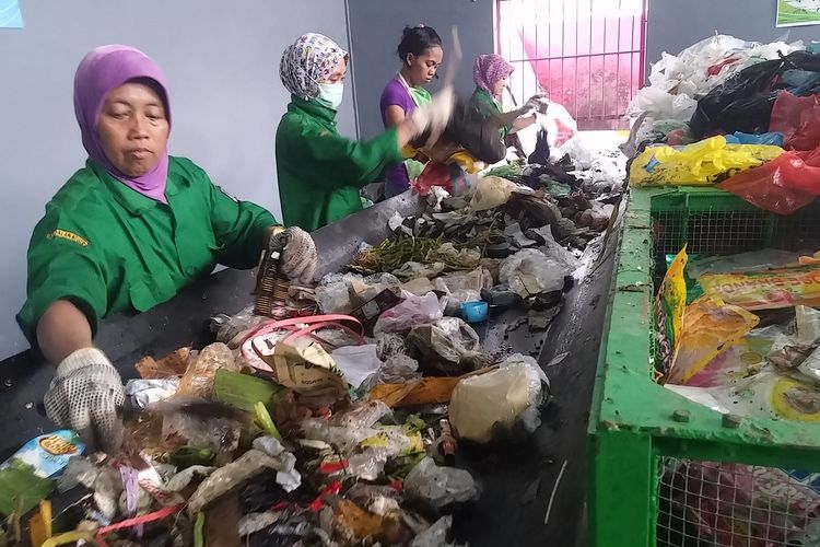 Pemilah sampah di Pusat Daur Ulang Sampah Kelurahan Jambangan
