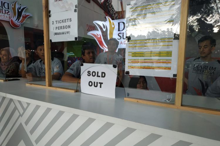 Pihak penjual tiket Djarum Superliga Badminton 2019 memasang kertas bertuliskan sold out karena tiket telah habis terjual.
