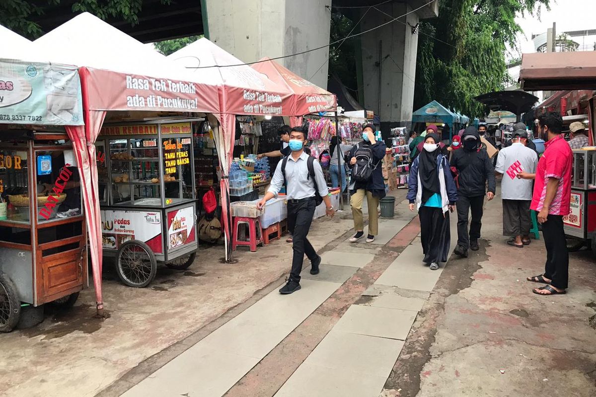 Pedagang Kaki Lima (PKL) di dekat pintu keluar Stasiun Tebet, Jakarta pada Kamis (6/11/2020) sore. PKL di Stasiun Tebet akan direlokasi ke sisi barat Stasiun Tebet imbas dari penataan Stasiun Tebet.