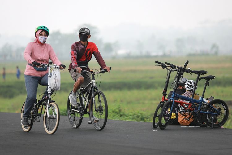 Ilustrasi warga yang menikmati suasana pagi dengan bersepeda.