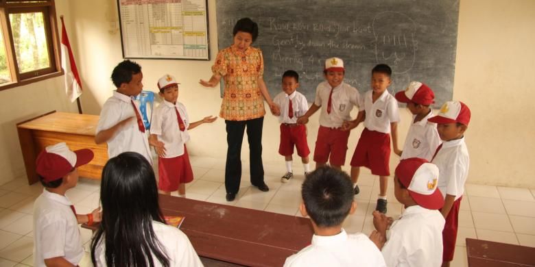 Ilustrasi: Untuk menjangkau anak usia sekolah di daerah tersebut, Ditjen Dikti menyelenggarakan program Pendidikan Guru 3T (PG3T), yaitu anak-anak dari 3T diberi beasiswa di Lembaga Pendidikan Tenaga Kependidikan (LPTK). Setelah lulus, mereka kembali lagi ke daerahnya untuk menjadi guru profesional. 