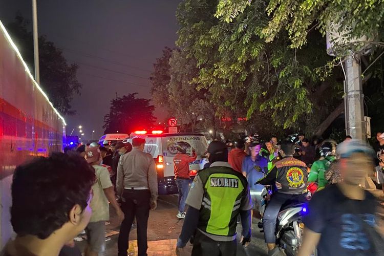 Kecelakaan motor dengan truk terjadi di Jalan RE Martadinata, Jakarta Utara, Kamis (19/1/2023). Korban memgalami luka parah di kakinya karena terlindas truk. 