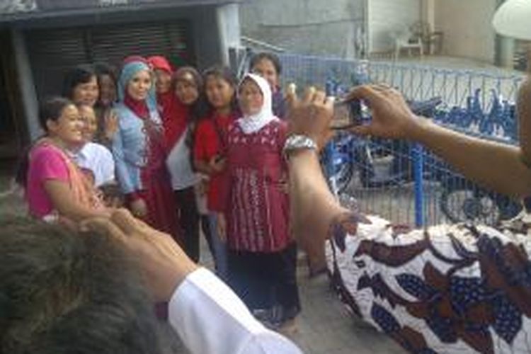 Istri Gubernur Jawa Tengah Ganjar Pranowo, Siti Atiqoh terlihat sedang berfoto bersama sejumlah ibu-ibu warga kampung Cilosari Dalam, Kelurahan Kemijen, Kecamatan Semarang Timur, Jumat (23/8/2013)