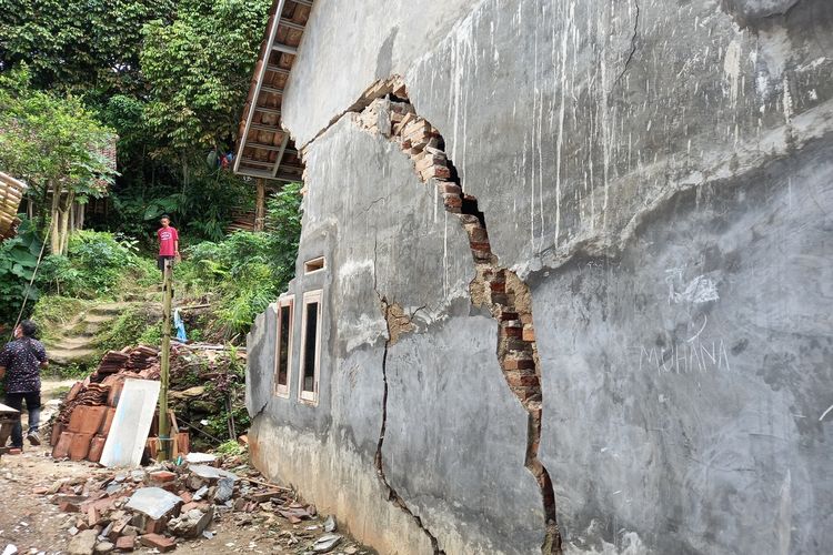 Fenomena tanah bergerak di Kampung Cihuni, Desa Curugpanjang, Kecamatan Cikulur, Kabupaten Lebak terus terjadi. Akibatnya puluhan rumah rusak dan sebagian di antaranya roboh.