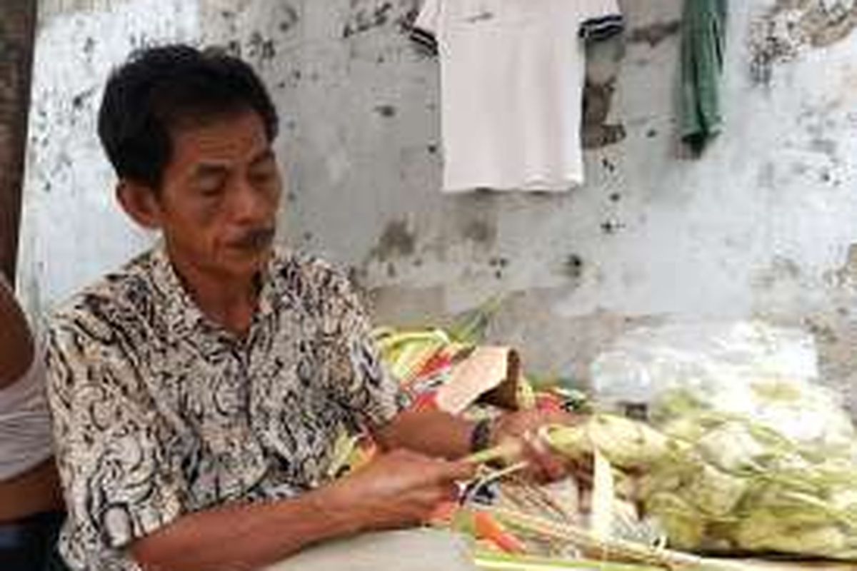 Among, pedagang janur di Pasar Pisang, Kecamatan Palmerah, Jakarta Barat.
