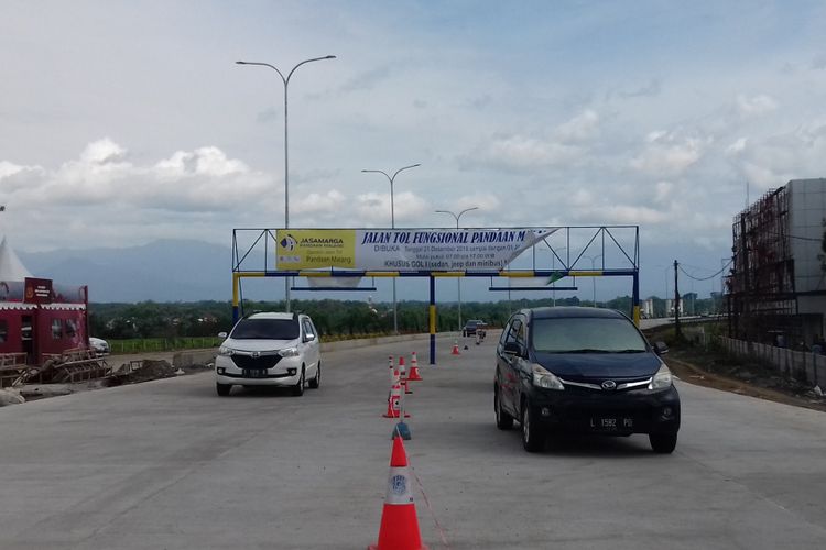 Sejumlah kendaraan saat melintas di pintu keluar Tol Fungsional Pandaan - Malang di Karanglo, Kabupaten Malang, Sabtu (29/12/2018)