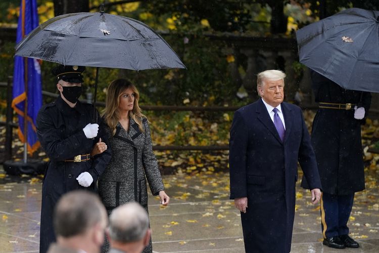 Presiden Amerika Serikat (AS) Donald Trump dan Ibu Negara Melania hadir dalam peringatan Hari Veteran di Pemakaman Nasional Arlington di Arlington, Virginia, pada 11 November 2020.